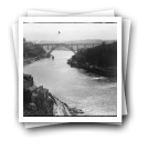 Vista geral da Ponte D. Maria Pia e margens do Porto e Vila Nova de Gaia