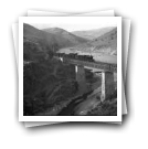 Vista de comboio a circular na Ponte de Vargelas sobre a ribeira do Olmo, Linha do Douro