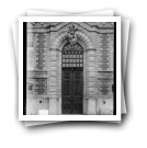 Fábrica de Cerâmica e de Fundição das Devesas: pormenor da porta do edifício na Rua Visconde das Devesas, nº 189