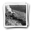 Surribas do Douro: Abrindo a terra a dinamite (ao centro da fotografia vê-se o fumo provocado pela explosão de dinamite no meio da encosta xistosa)