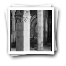 [Vila do Conde, Azurara: Pormenor de colunas no interior das igreja Matriz]