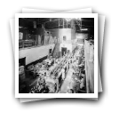 Operários a trabalhar na secção de acabamentos e embalagem da E.I. Repenicado & Bengala, Fábrica de Borracha e Calçado, Lisboa