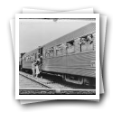 Crianças da Colónia Infantil de férias da União Eléctrica Portuguesa em viagem de comboio (reprodução)