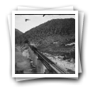 [Alto Douro Vinhateiro - Ferradosa: Paisagem sobre o rio com o comboio a atravessar a ponte ferroviária]