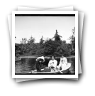 Quinta das Antas, Junho 1910: Hilda e Mimi no lago [a andar no barco "Mimi"]