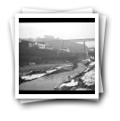 [Vila Real: Ponte ferroviária (metálica) sobre o rio Corgo com as lavadeiras no rio]