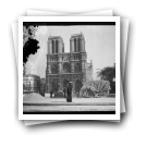 [Paris - França: Praça com a Catedral Notre-Dame ao fundo]