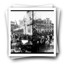 Carnaval de 1906 - [Cortejo dos] Girondinos[: Mosqueteiros - Guarda de Honra do Carro de honra dos Club dos Girondinos, na praça da Batalha, no Porto]