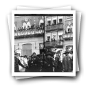 Carnaval de 1906 - [Cortejo dos] Fenianos: Grupo dos 29 [ em frente ao Café/Teatro Águia d’Ouro, na Praça da Batalha]