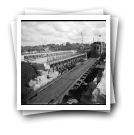 [Caminhos de Ferro: Linha de Leixões: Estação de S. Mamede de Infesta, construção de viaduto, com o carro eléctrico da linha 7 em passagem para o Porio]