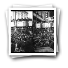 Carnaval dos Fenianos de 1905: Ornamentações [ e multidão na Praça da Batalha]
