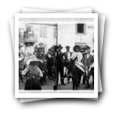 Torneio dos Zecas [, 18 Abril 1915 [: Grupo com Hilda e Horácio Paz dos Reis reunido frente ao Hotel Sobral]
