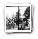 Carnaval de 1908 - [Cortejo dos] Fenianos: No Palácio [de Cristal: Guarda de honra do carro do Porto]
