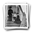 [Alpendurada: Maria Inêz Mello São Payo com a sobrinha Marina José e sua ama, nas escadas do convento]