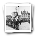 Chegada de D. Carlos I ao Porto [: Parada militar na Praça Almeida Garrett em frente à estação provisória de São Bento]