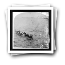 [África: Canoa transportando homens (reprodução)]