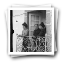 [Alpendurada: Maria Filomena Teixeira com a filha Maria Josefina de Magalhães na varanda]