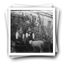 Alpendurada [:Maria Josefina Pereira de Magalhães e a cunhada Maria Inêz Mello São Payo com traje regional, de foice na mão no jardim]