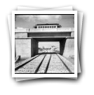 [Caminhos de Ferro - Linha de Leixões: S. Mamede de Infesta, em primeiro plano o viaduto da rua Silva Brinco e em segundo plano o eléctrico da linha do 7]