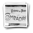 Marca registada de Vinho do Porto Compadre gravada em madeira (reprodução de logótipo)