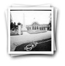 Jardins e fachada do Palácio de Cristal com iluminações de S. João, Porto