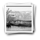 Carregamento da embarcação com pipas de vinho do Porto no cais do Entreposto de Vila Nova de Gaia