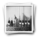 Garrafas de vinho da marca Constantino em exposição