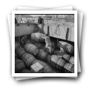 Acondicionamento de pipas de vinho do Porto Warren's no porão do vapor, para embarque no Entreposto de Vila Nova de Gaia