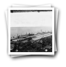 Vista geral de porto: embarcações e armazéns (reprodução de prova)