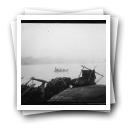 Cais de Vila Nova de Gaia com nevoeiro vendo-se um barco com pessoas no meio do rio