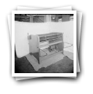Operário segura tela branca de fundo para ajudar a fotografar máquina industrial, Companhia Industrial de Fundição - CIF