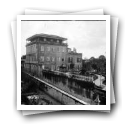 Vista de fachada de edifício e jardim na Rua João de Oliveira Ramos, Porto