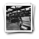 Operários a trabalhar nas máquinas de enrolar tecidos, Fábrica de Fiação e Tecidos do Rio Vizela