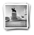 Estátua de D. João IV no Terreiro do Paço de Vila Viçosa, vendo-se a Igreja e Convento dos Agostinhos