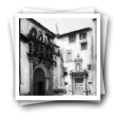 Igreja de Santa Clara, portal lateral da igreja (à esquerda) e portal do Convento das Clarissas (à direita)