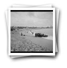 Faina da pesca: vista geral da praia da Póvoa do Varzim com pessoas na praia e junto a barco