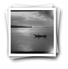 Homens a pescar em barco ao largo da Praia do Canidelo (?)