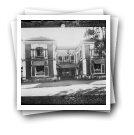Liceu Municipal de D. João de Castro: crianças posam nas janelas e junto à entrada do edifício (reprodução de prova)
