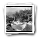 Paisagem campestre: ponte sobre rio com represas
