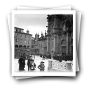 Movimento de pessoas junto à fachada da Catedral de Santiago de Compostela, Espanha