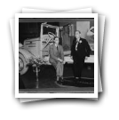 O empresário Rocha Brito (à direita na imagem) e outro retratado posam junto a camião Opel Blitz no stand de automóveis 