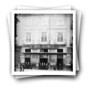 Grupo na fachada da Cervejaria/Restaurante "Antiga Casa Camanho" 