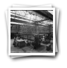 Operárias em pavilhão industrial a trabalhar com maquinaria e redes, Fábrica de Redes Luso-Holandesa