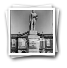 Estátua ao Conde de Ferreira no Centro Hospitalar Conde de Ferreira, Santa Casa da Misericórdia do Porto