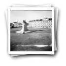 Estátua de D. João IV no Terreiro do Paço de Vila Viçosa, vendo-se a Igreja e Convento dos Agostinhos