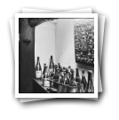 Interior de garrafeira e vinhos em exposição