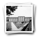 Fachada de pavilhão fabril com jardim na frente, Fábrica de Fibra Comercial Lusitana