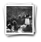 [Vilar do Paraíso: Mulheres a lavar roupa no rio]
