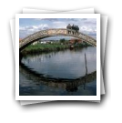 Vista da ria e de grupo de pessoas na Ponte dos Carcavelos, Aveiro