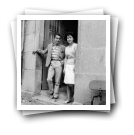 Férias de 1962 - Espanha [: José Manuel e amiga na entrada de casa]